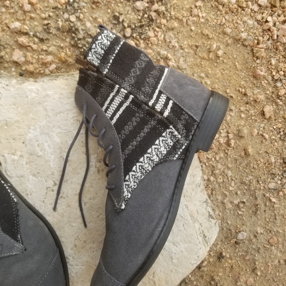 Toms booties - Picture 4 of 8